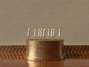um bolo de ouro com velas acesas em cima dele
