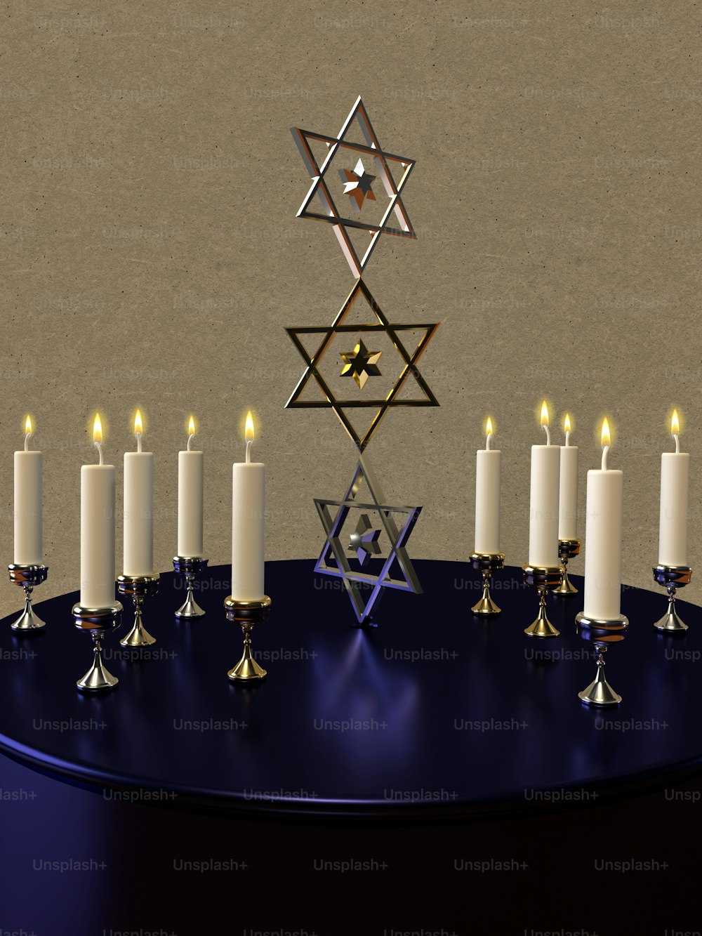 Una menorah di Hanukkah con candele accese e una stella di David