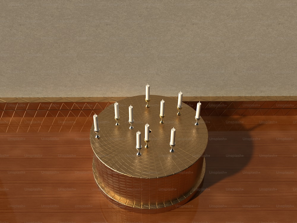 una torta con candele sedute sopra un tavolo di legno