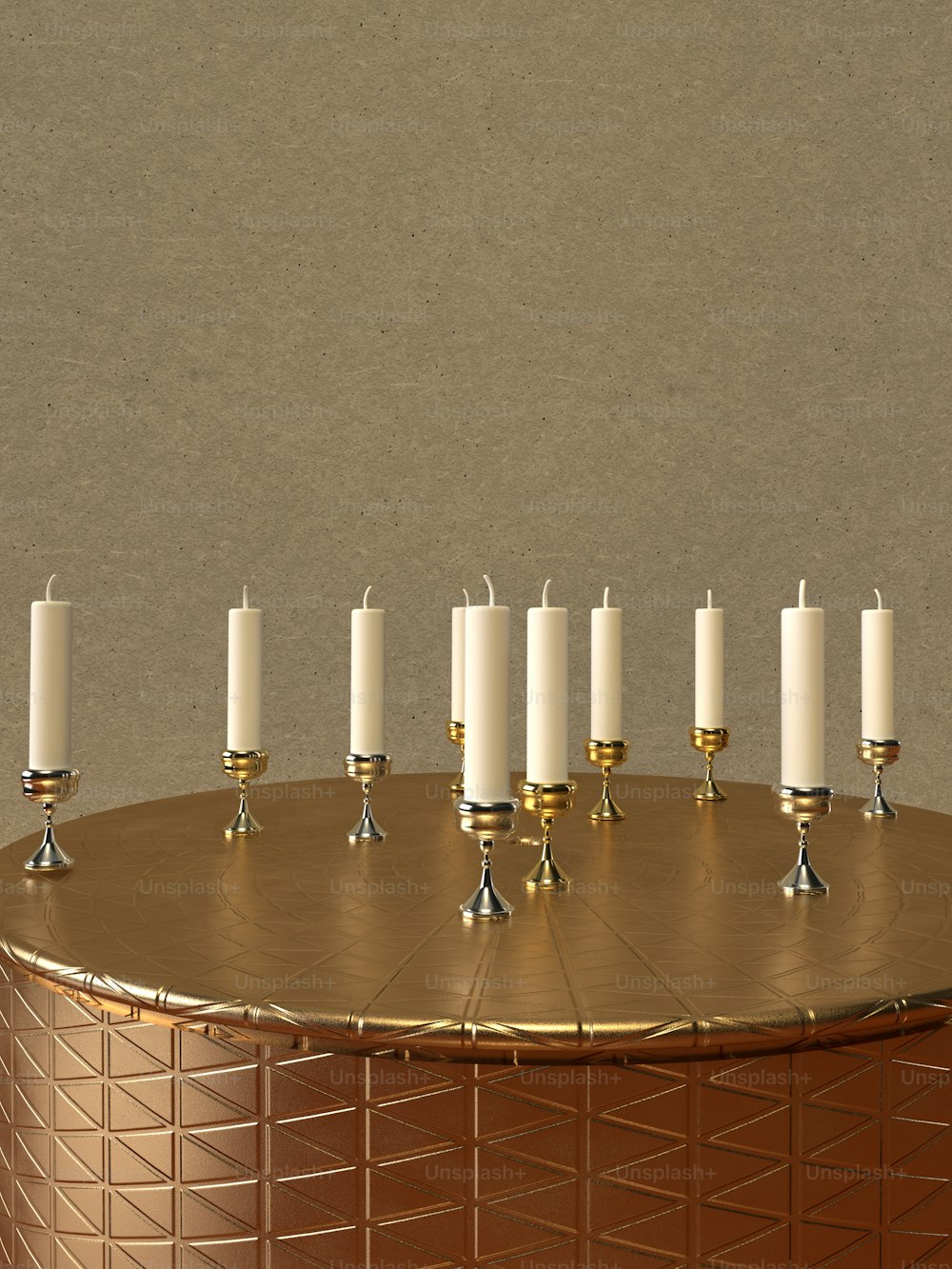 Un grupo de velas blancas sentadas encima de una mesa