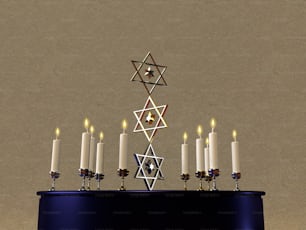 Una menorá de Janucá con velas encendidas y una estrella de David