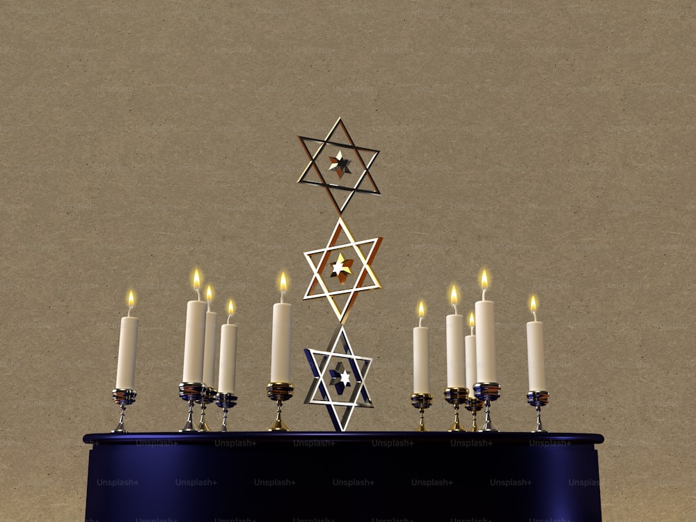 Une menorah de Hanoukka avec des bougies allumées et une étoile de David