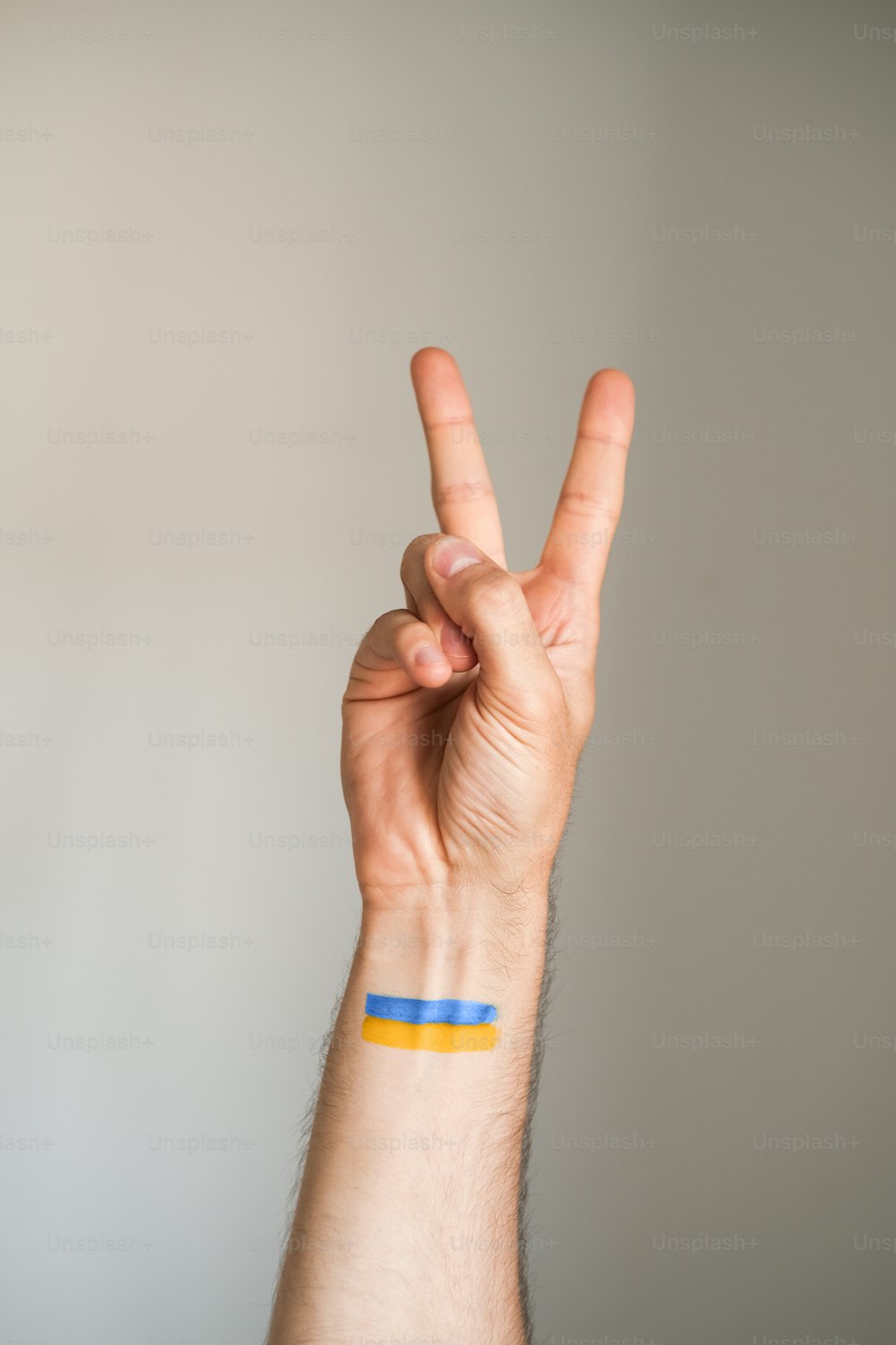 eine Person, die mit ihrer Hand ein Peace-Zeichen macht