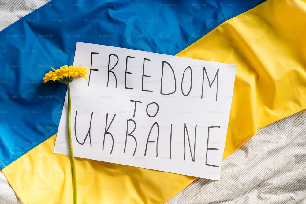 Un pedazo de papel con las palabras Freedom to Ukraine escritas en él