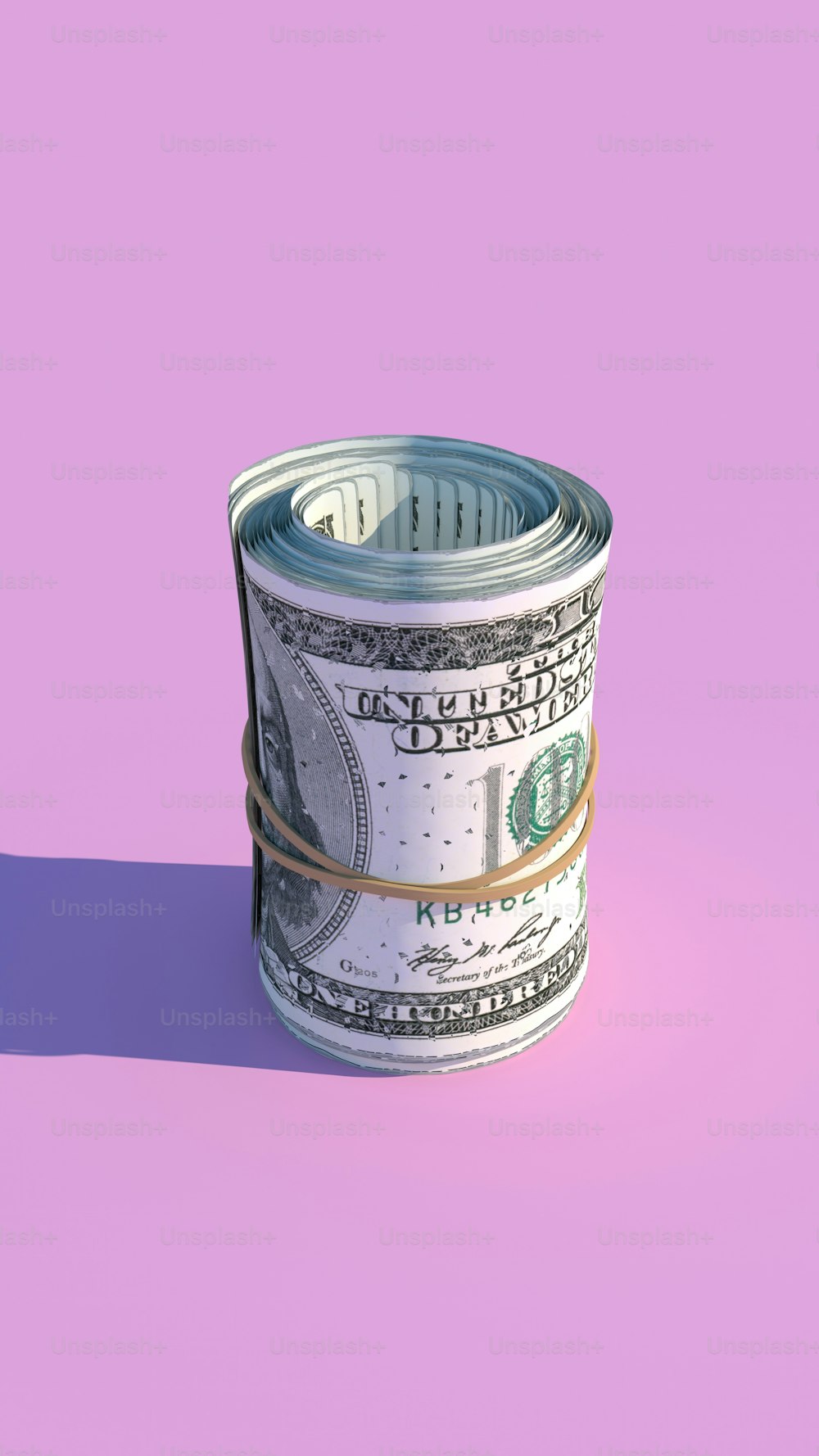 Un rotolo di banconote da cento dollari su sfondo viola