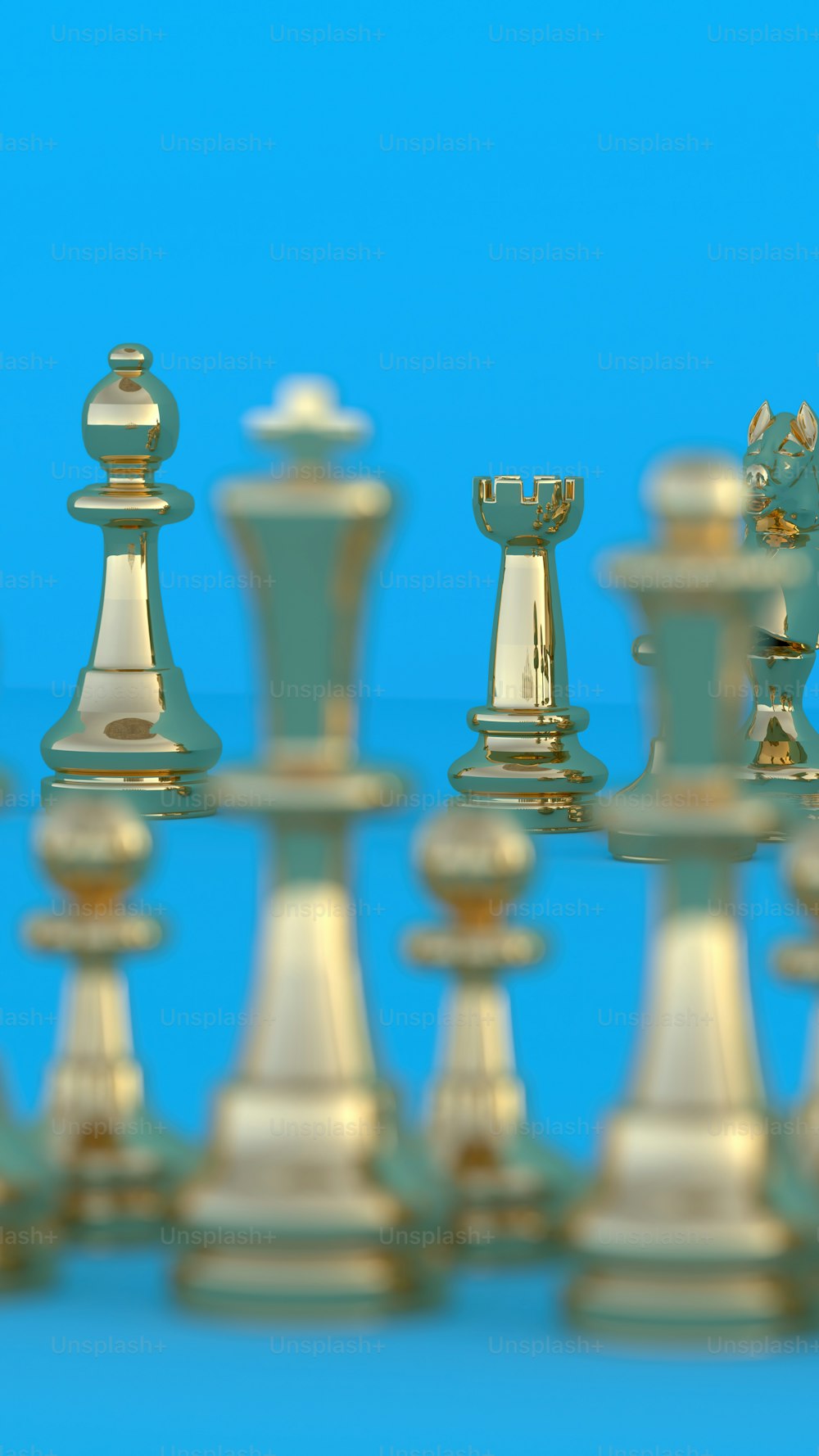 um grupo de peças de xadrez sentado em cima de uma mesa