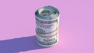 Un rollo de billetes de cien dólares sobre fondo rosa