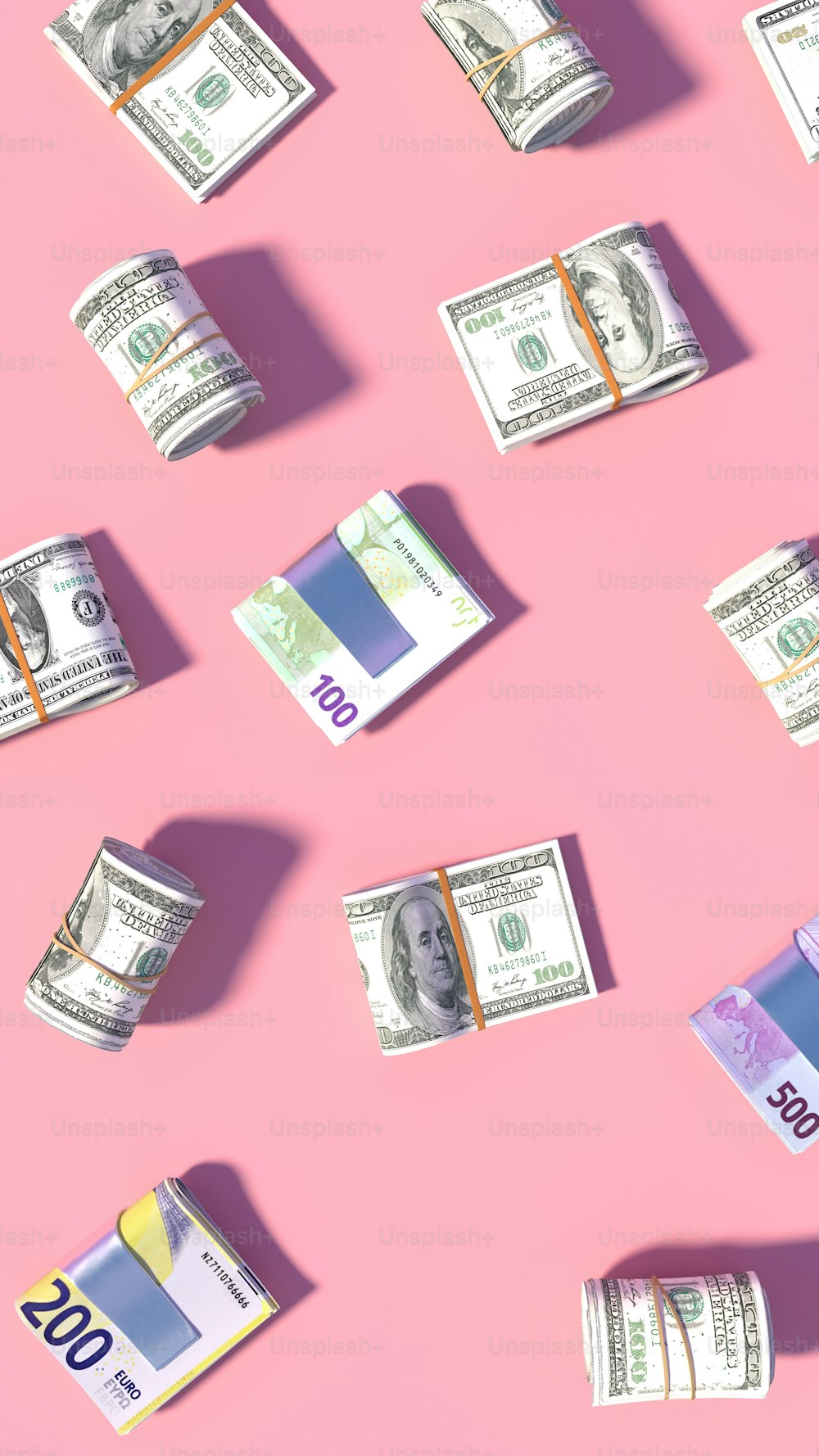 um monte de dinheiro sentado em cima de uma superfície rosa
