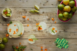 uma mesa de madeira coberta com copos cheios de bebidas