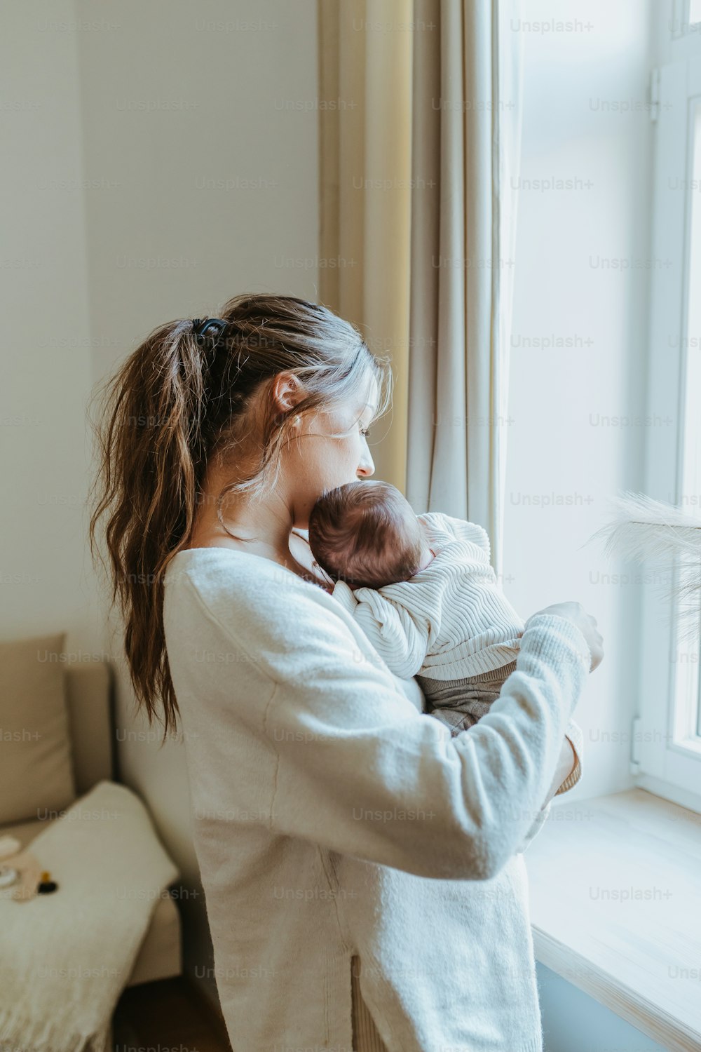 uma mulher segurando um bebê em seus braços
