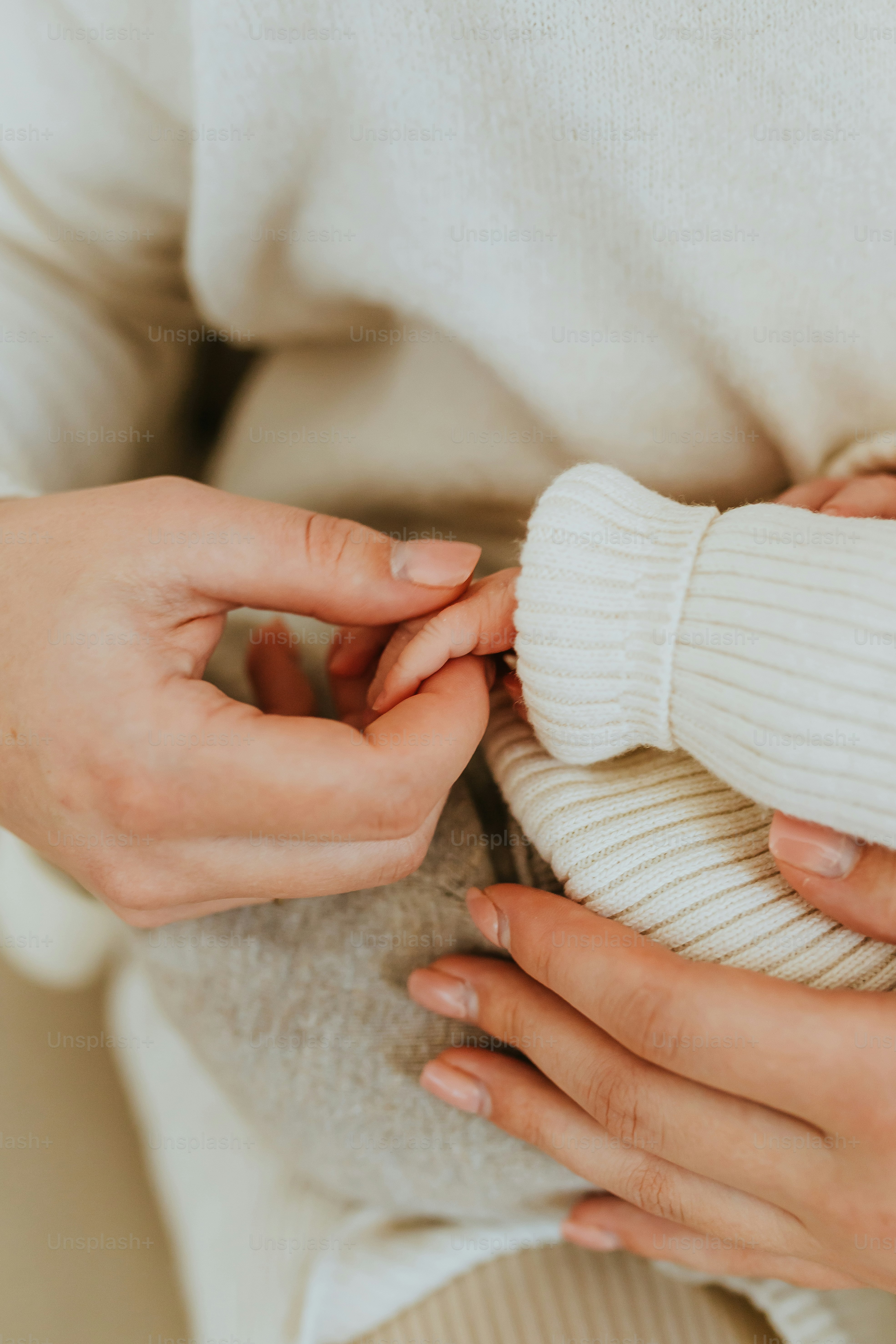 Una donna che tiene un bambino in braccio