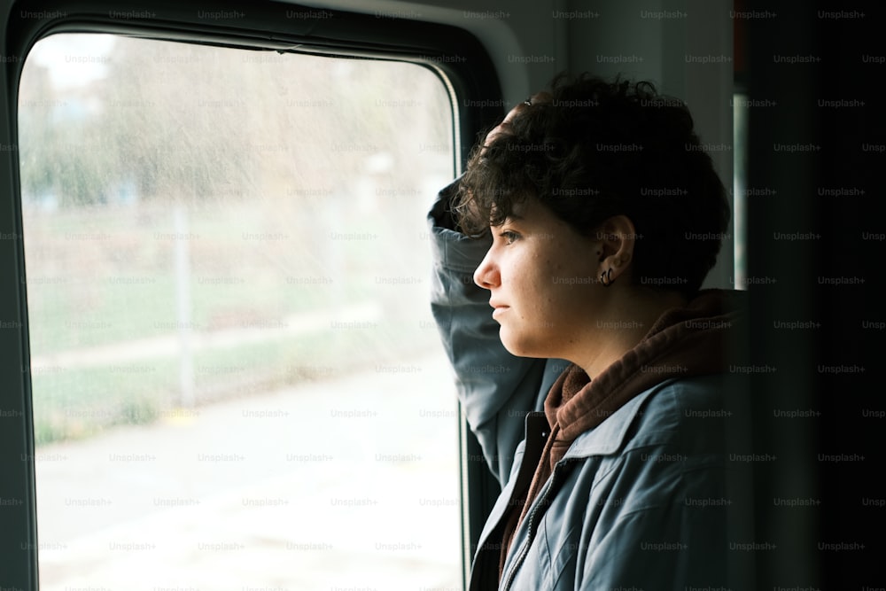 Eine Frau, die aus dem Fenster eines Zuges schaut