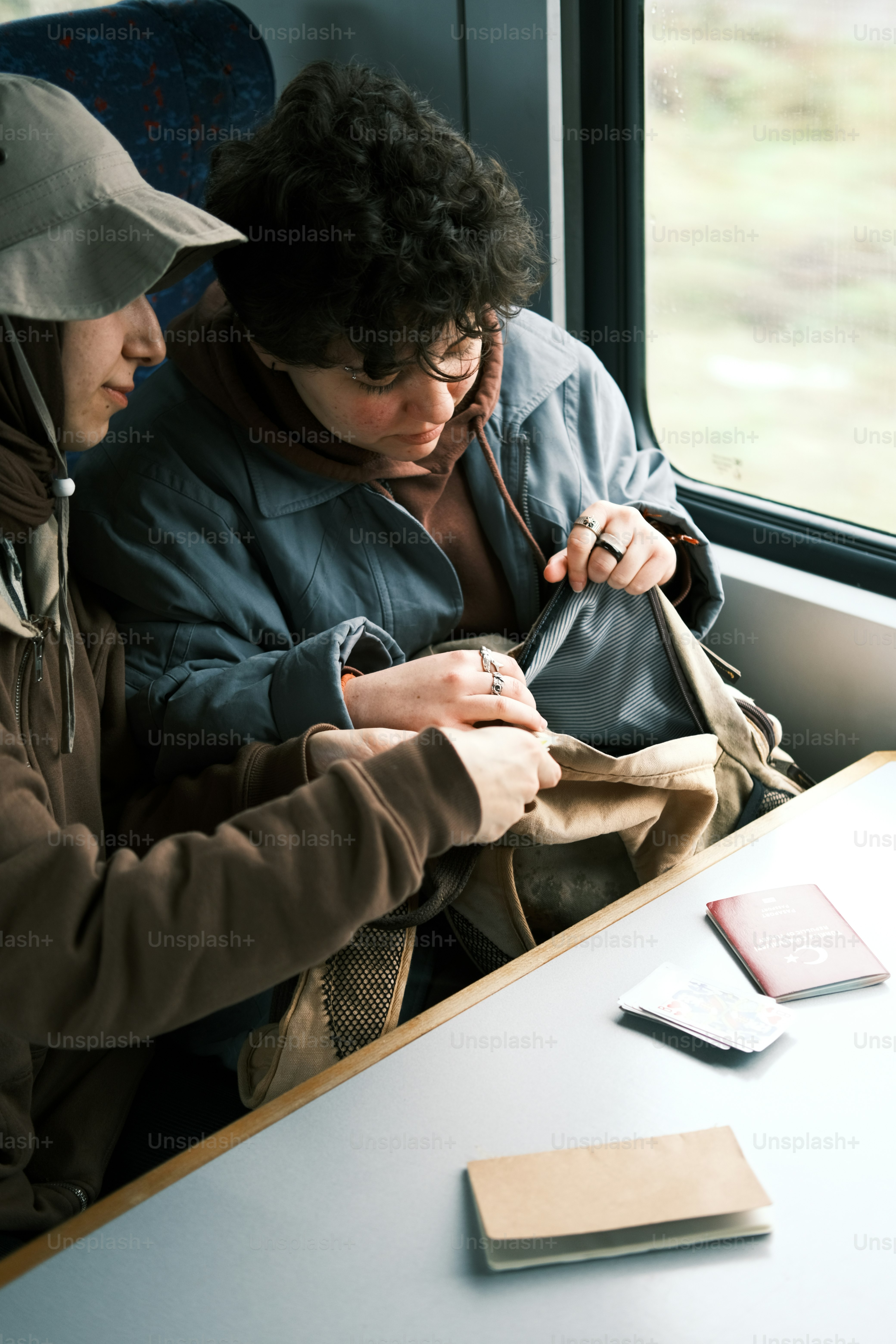 隣同士に座っているカップル