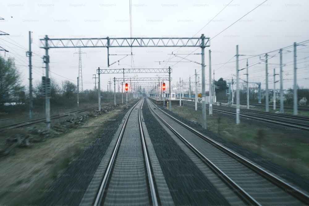 Blick von einem fahrenden Zug auf ein Gleis