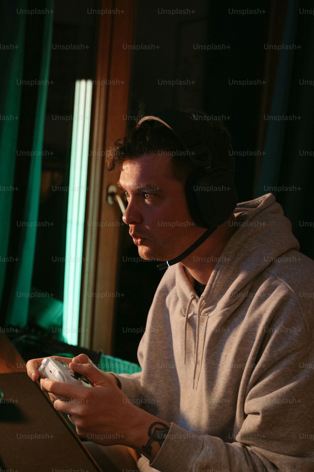Un hombre sentado en un escritorio con auriculares puestos