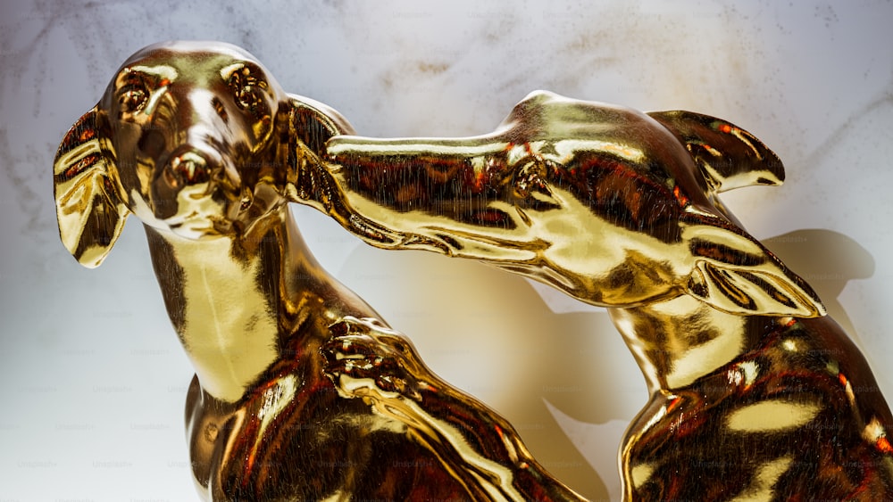 um close up de uma estátua de cão dourado
