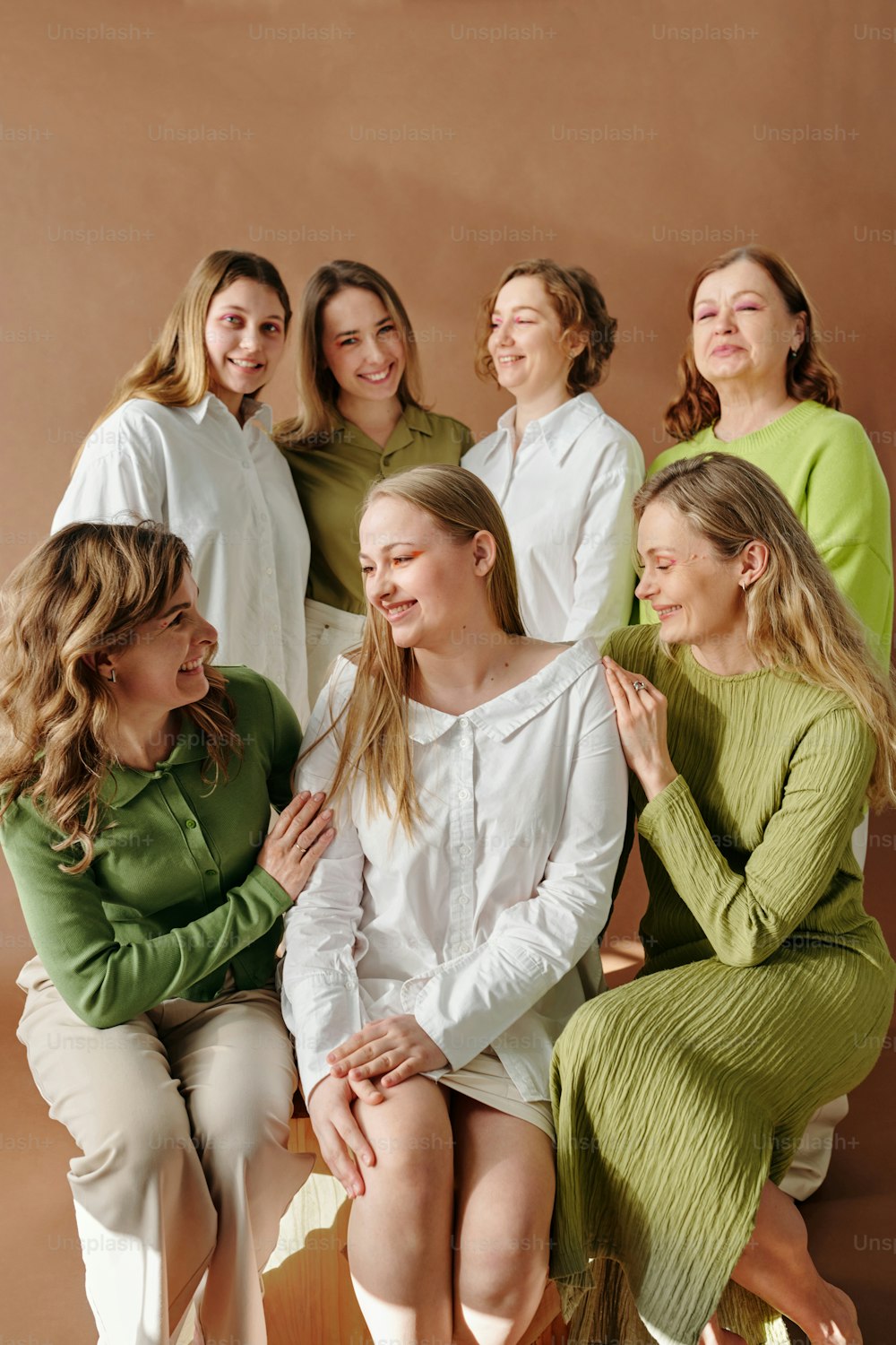 un gruppo di donne sedute una accanto all'altra