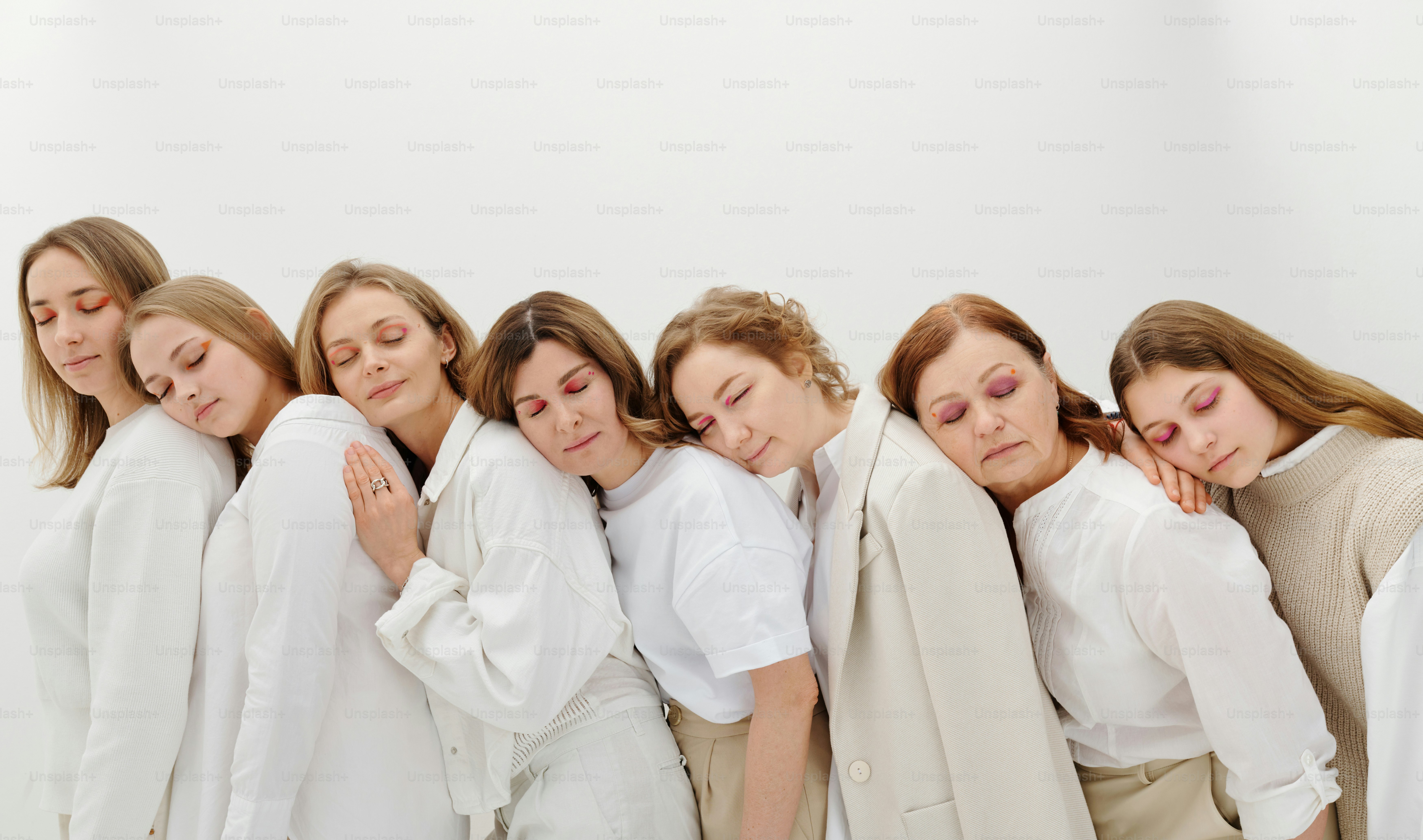 eine Gruppe von Frauen, die nebeneinander stehen