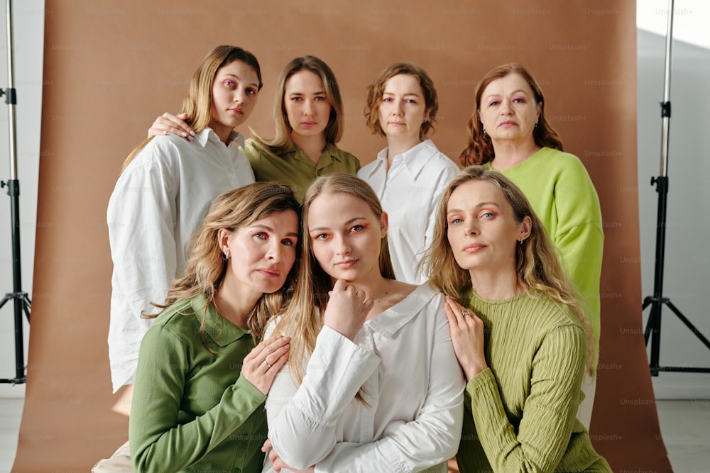 사진을 찍기 위해 포즈를 취하는 여성 그룹