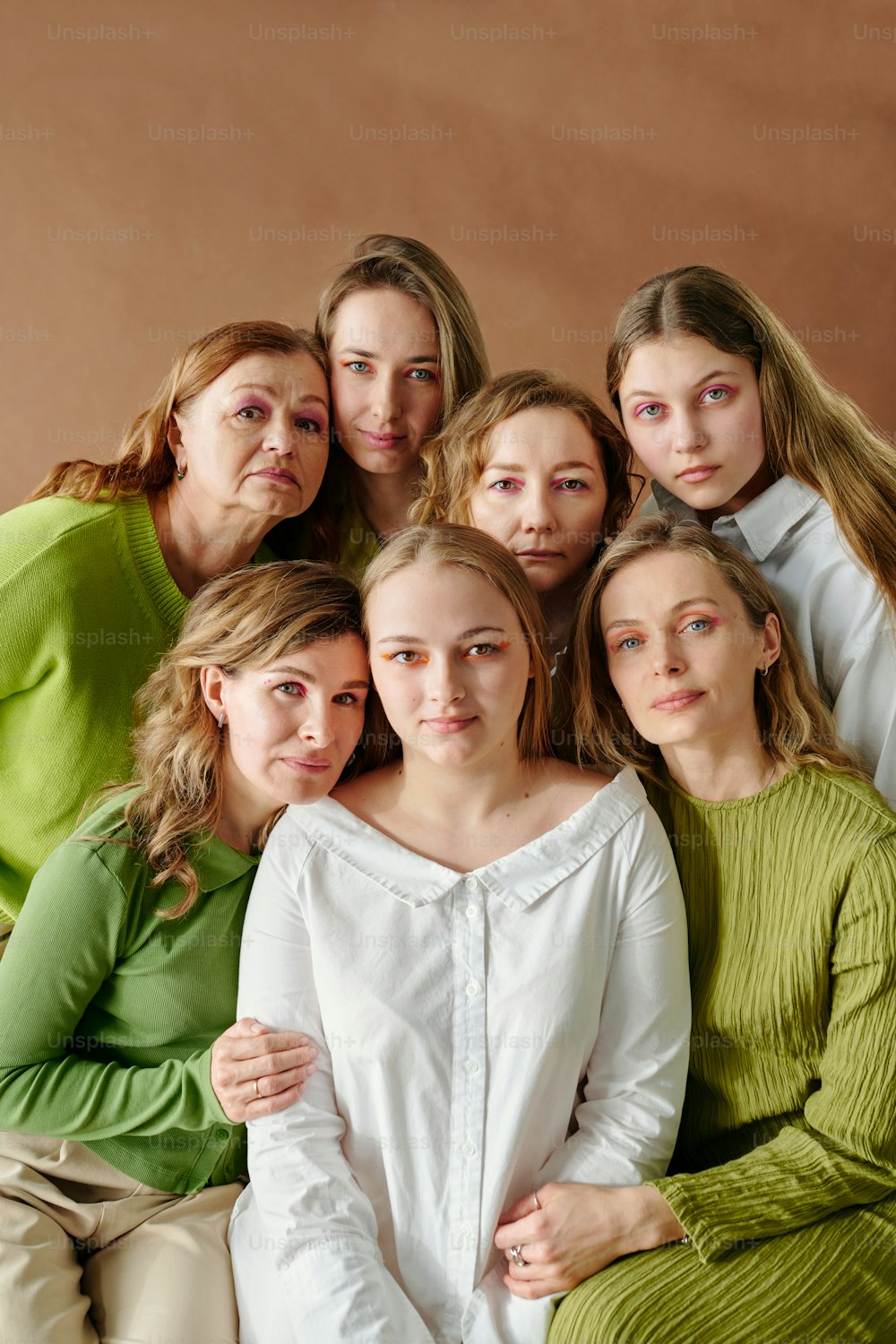 um grupo de mulheres sentadas uma ao lado da outra