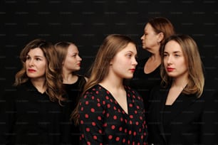 Un grupo de mujeres de pie una al lado de la otra