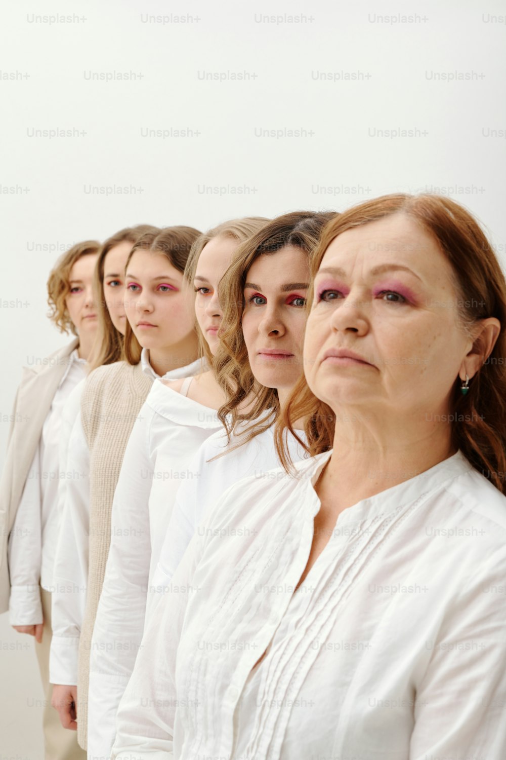 Un gruppo di donne in piedi l'una accanto all'altra