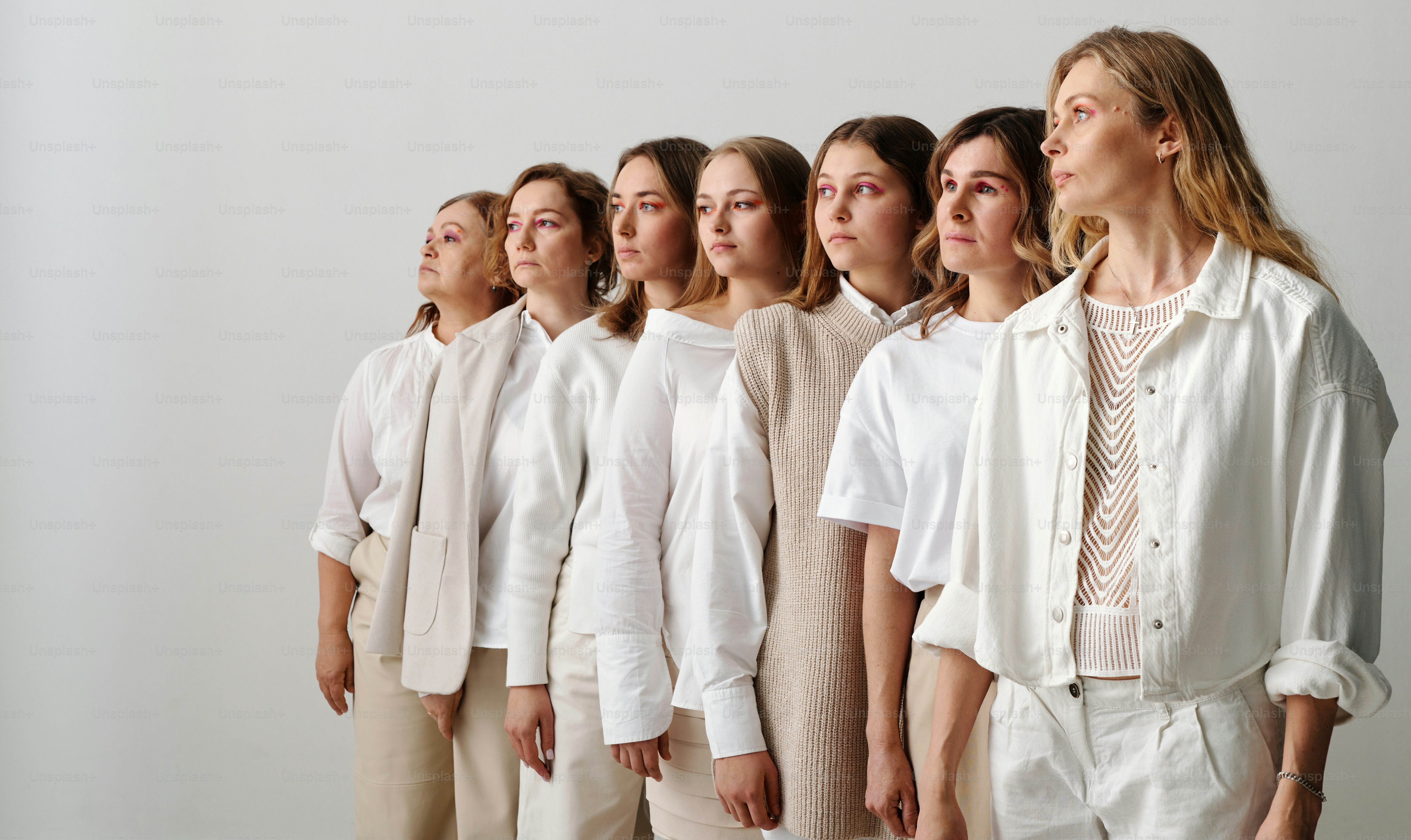 um grupo de mulheres de pé uma ao lado da outra