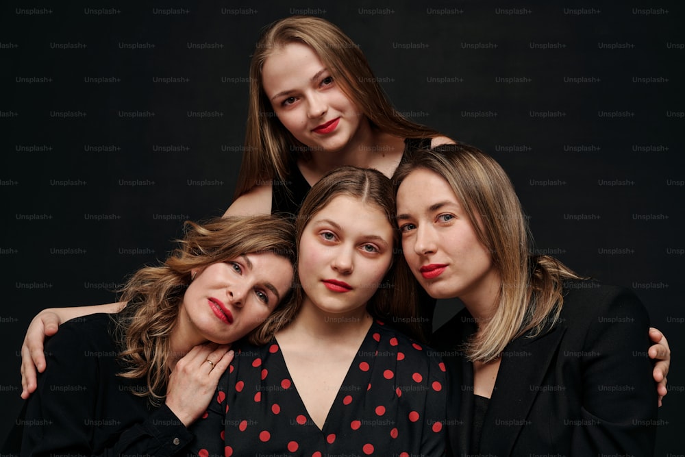 Un groupe de femmes posant pour une photo