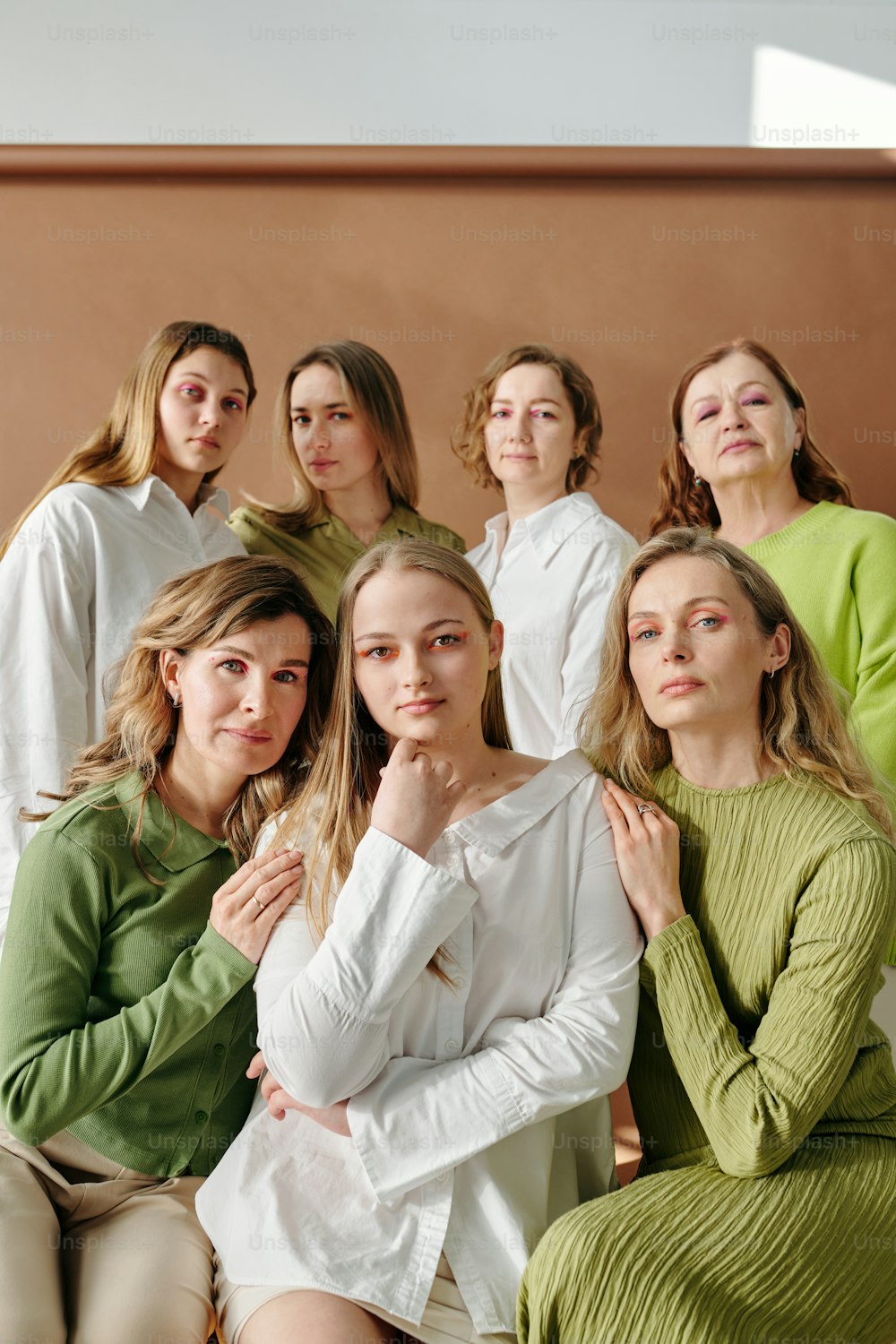 um grupo de mulheres sentadas uma ao lado da outra