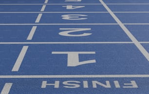 Un primer plano de una pista de atletismo con números en ella