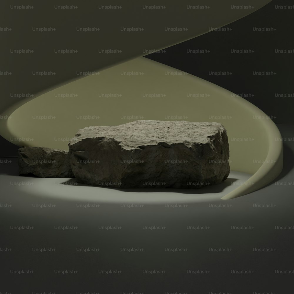 Una roca sentada encima de una mesa blanca
