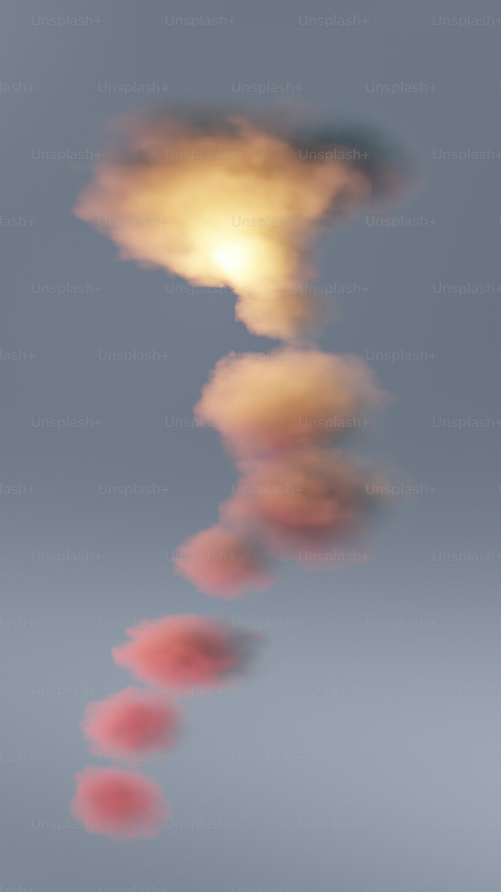 Una foto sfocata di un gruppo di nuvole nel cielo