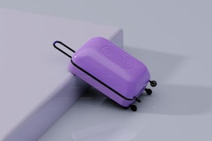 Una pieza de equipaje púrpura sentada encima de una superficie blanca