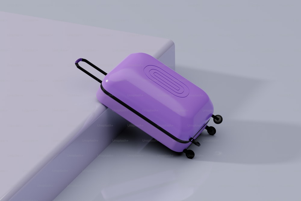 Un bagaglio viola seduto sopra una superficie bianca