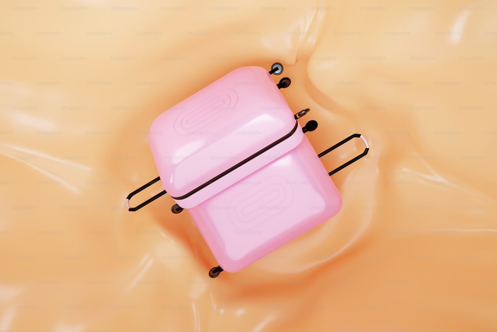 un contenitore rosa seduto sopra una superficie gialla