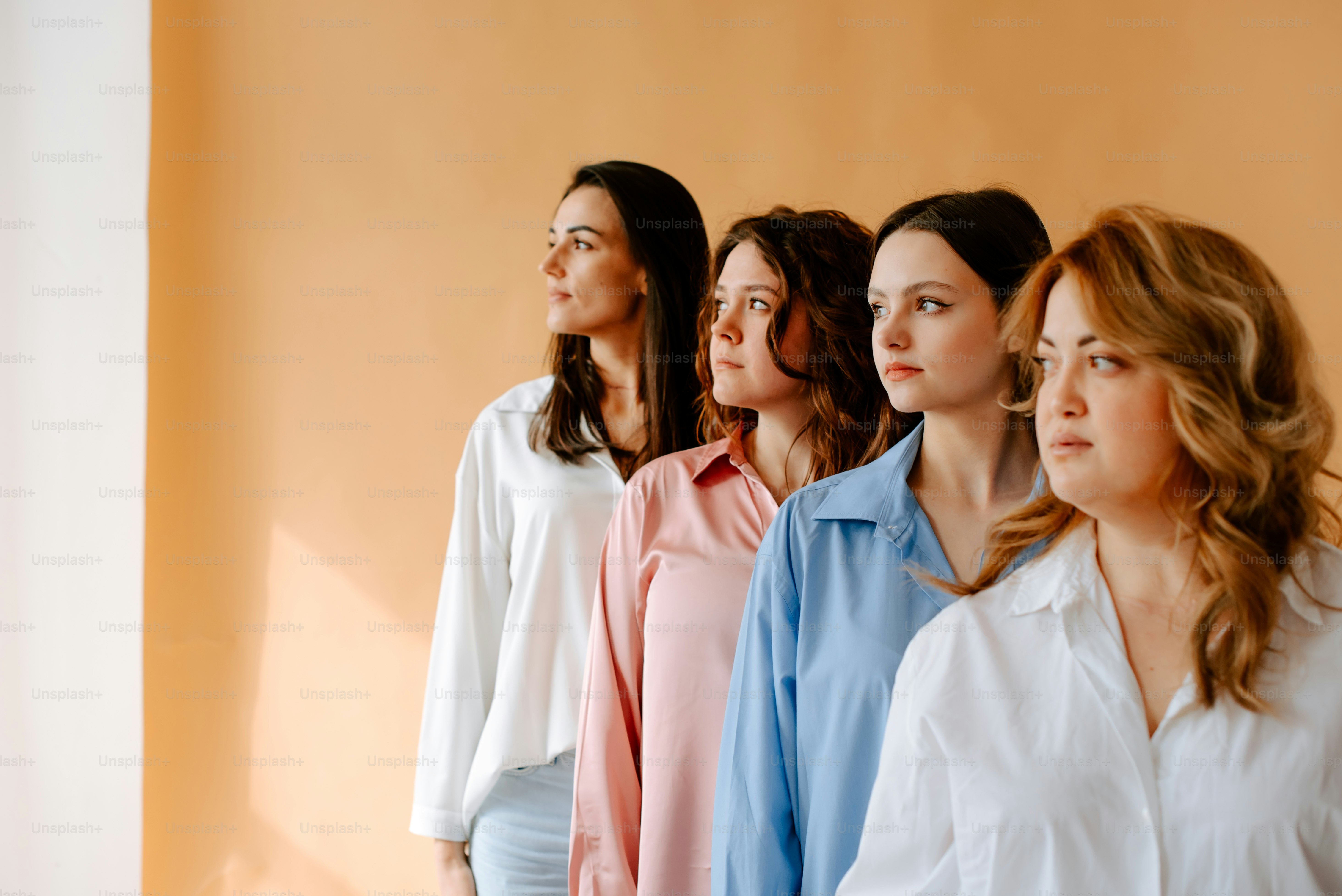 un groupe de femmes debout les unes à côté des autres