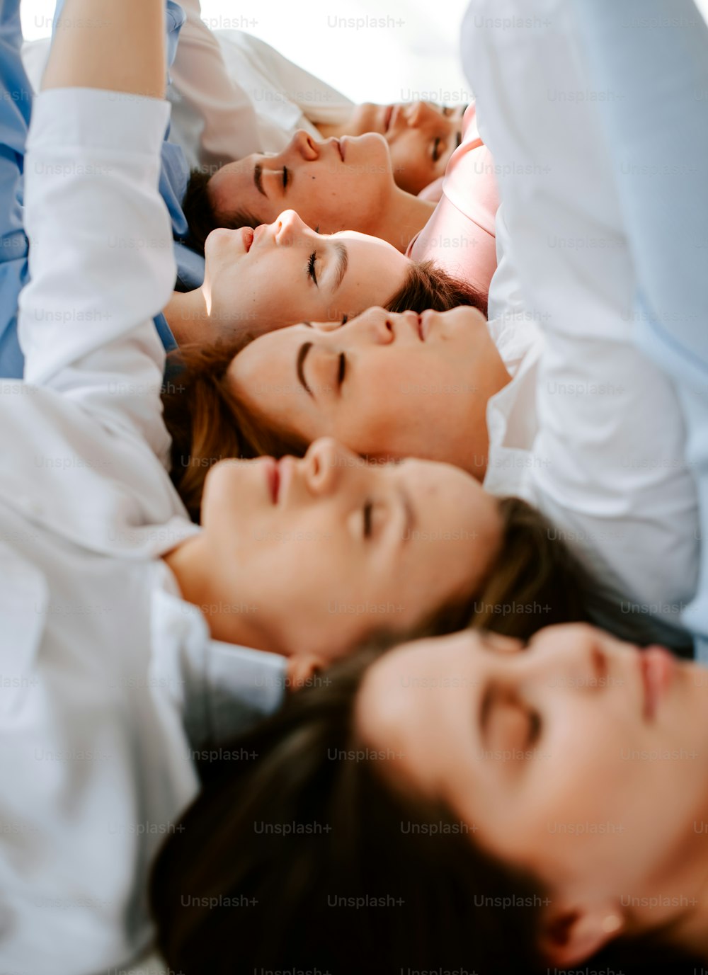 um grupo de mulheres deitadas umas sobre as outras
