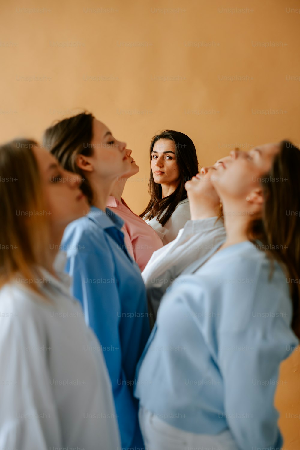 un groupe de femmes debout les unes à côté des autres