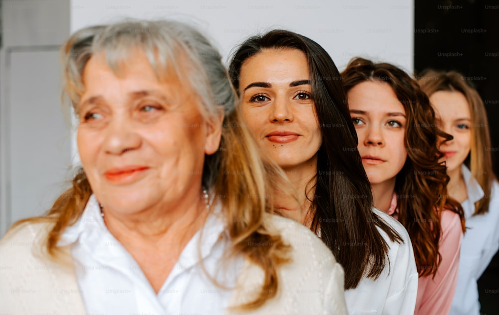 un groupe de femmes debout les unes à côté des autres