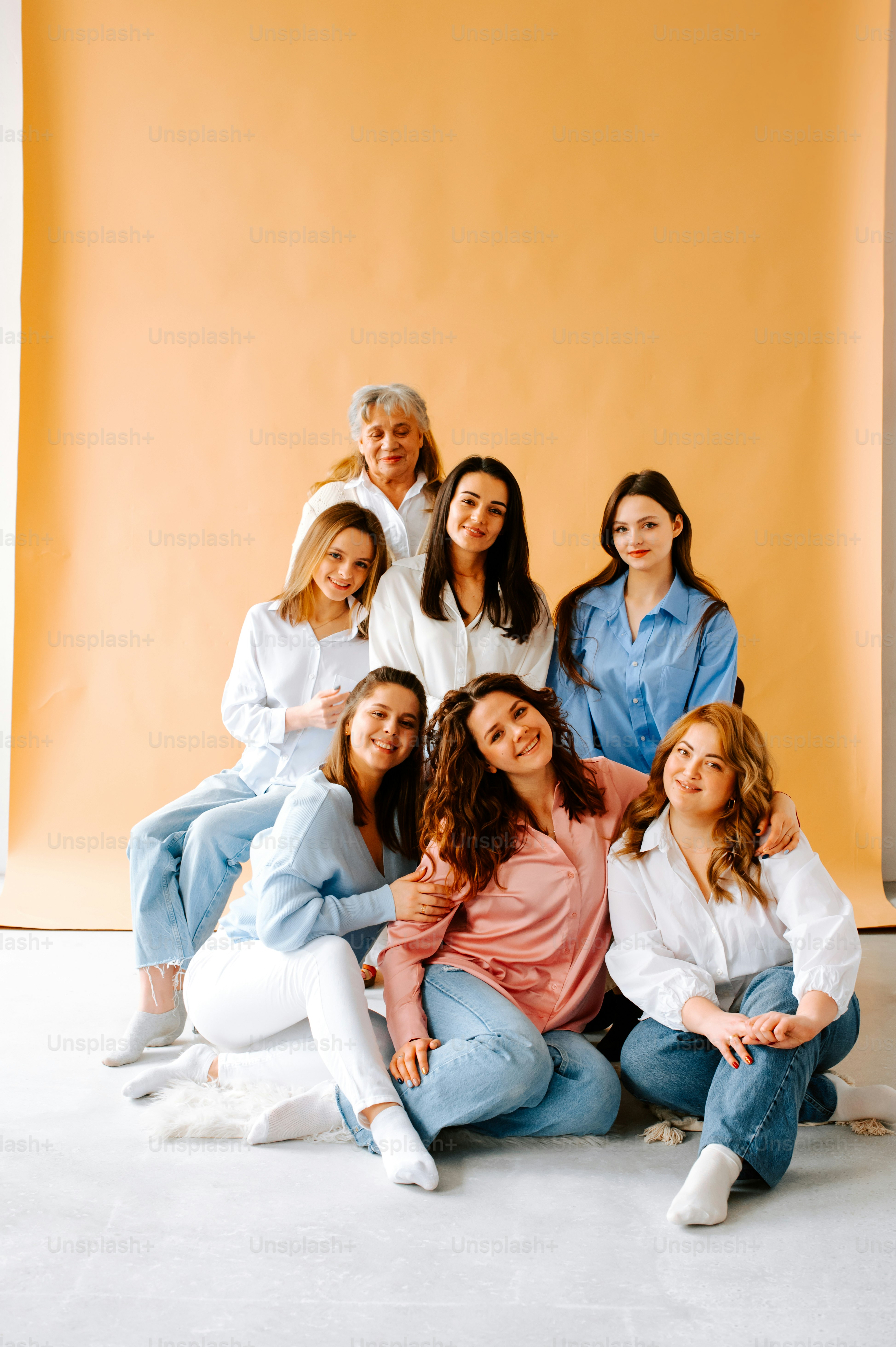 Un grupo de mujeres sentadas una al lado de la otra