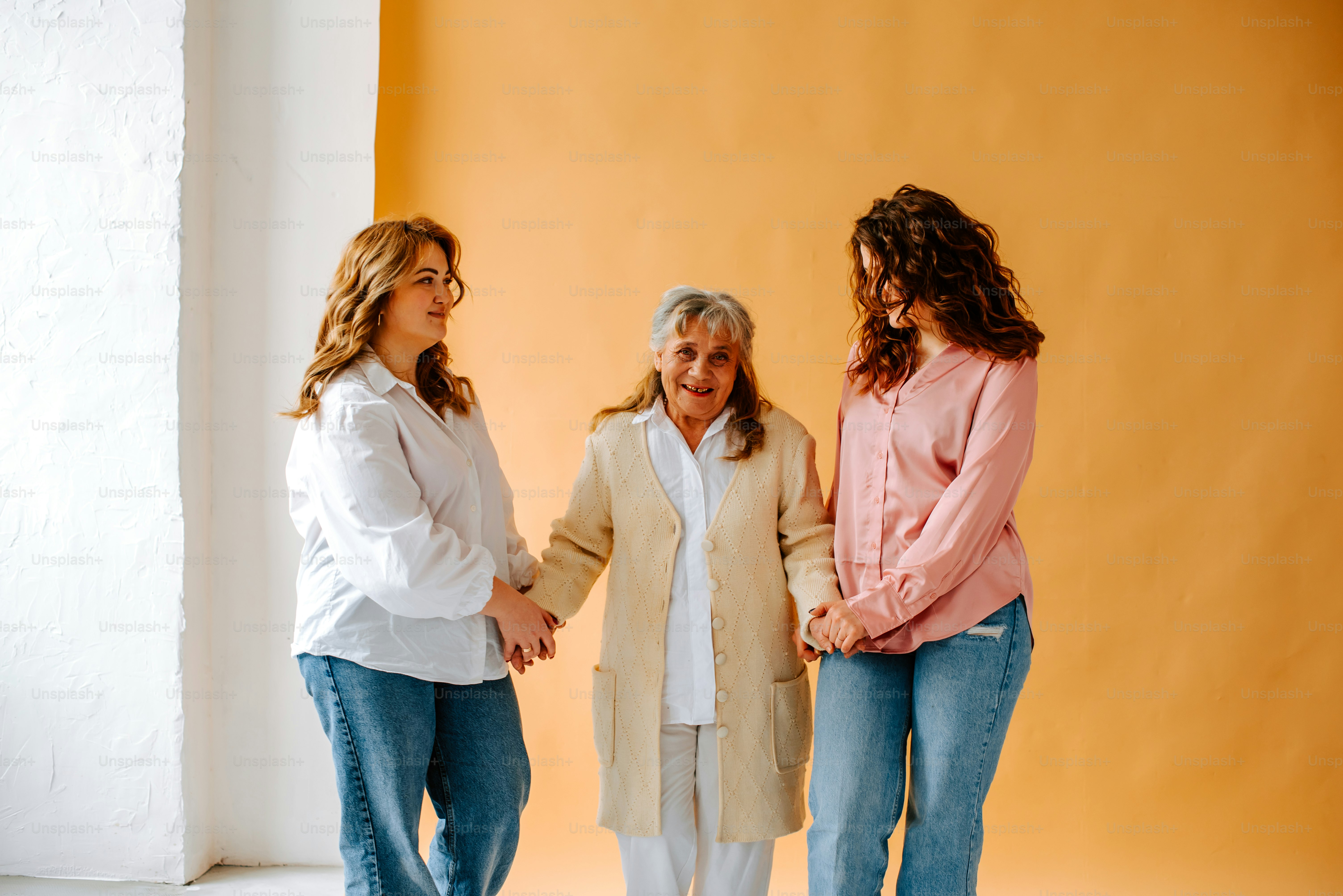 un groupe de trois femmes debout l’une à côté de l’autre