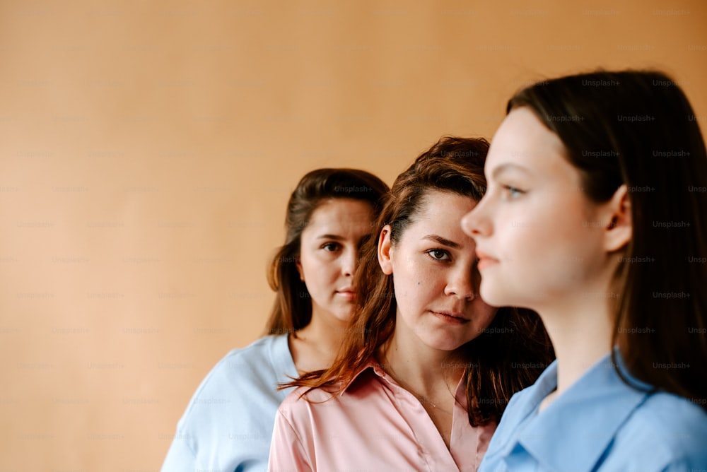 um grupo de mulheres de pé uma ao lado da outra