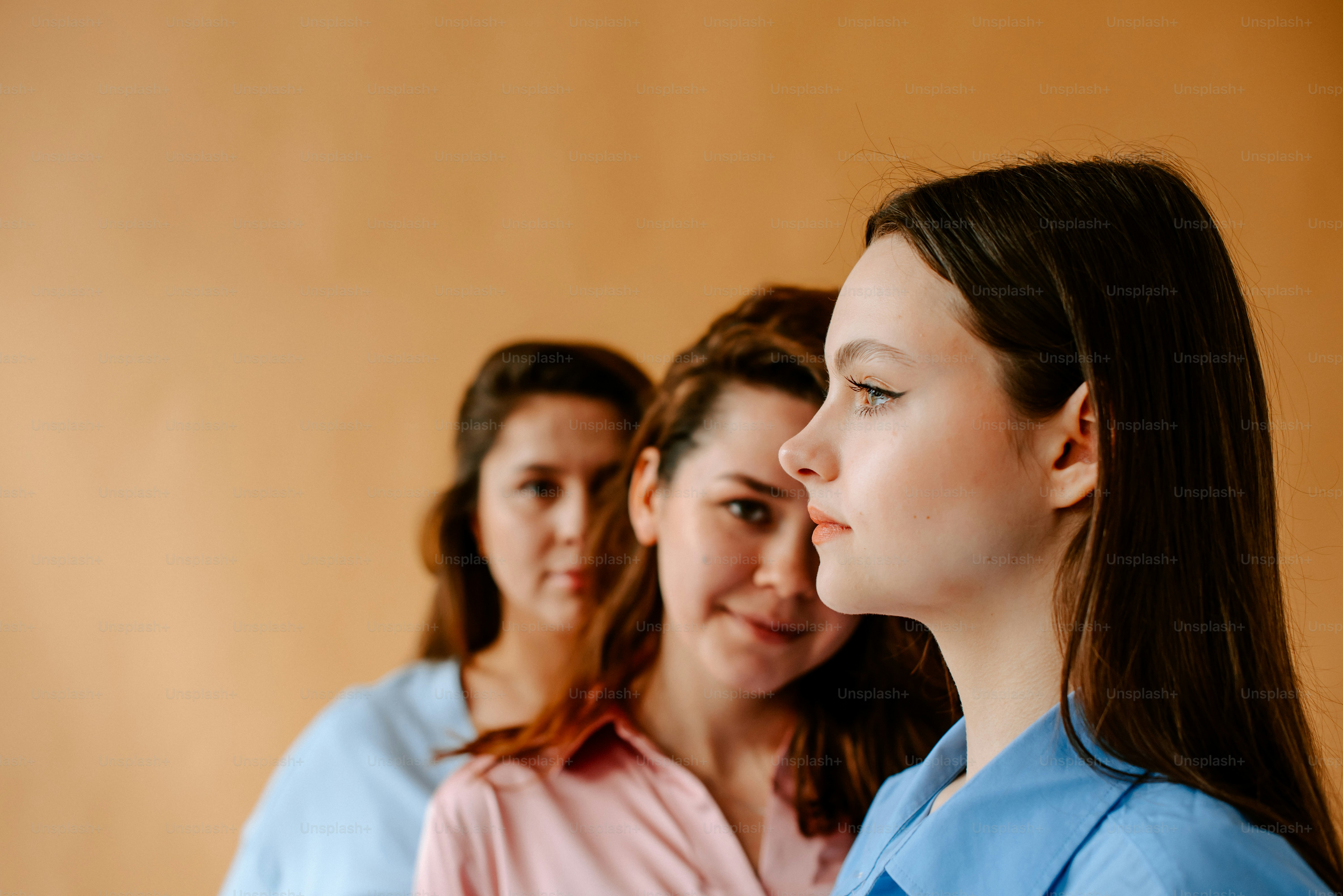 un groupe de femmes debout les unes à côté des autres