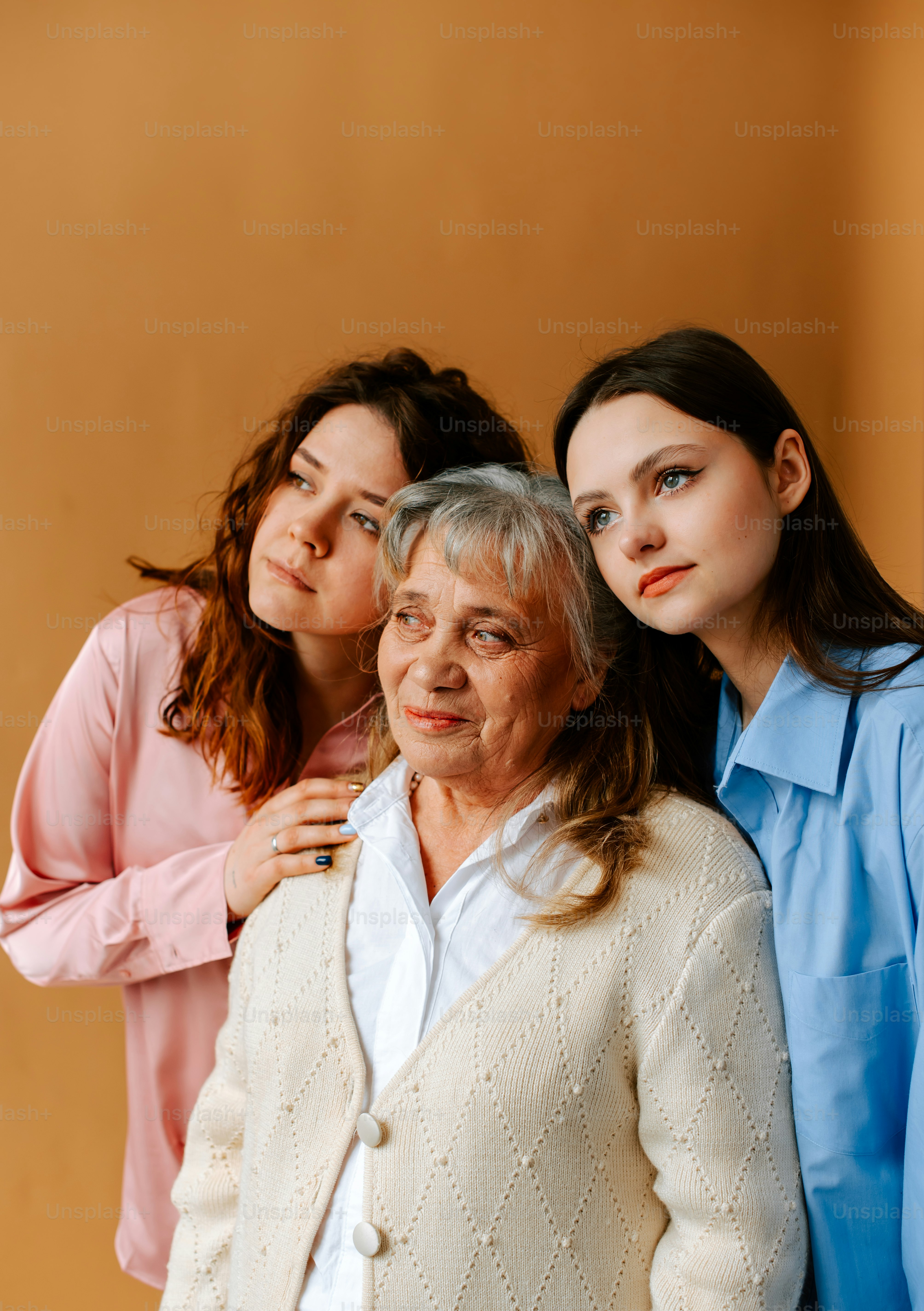 Una mujer de pie junto a otras dos mujeres