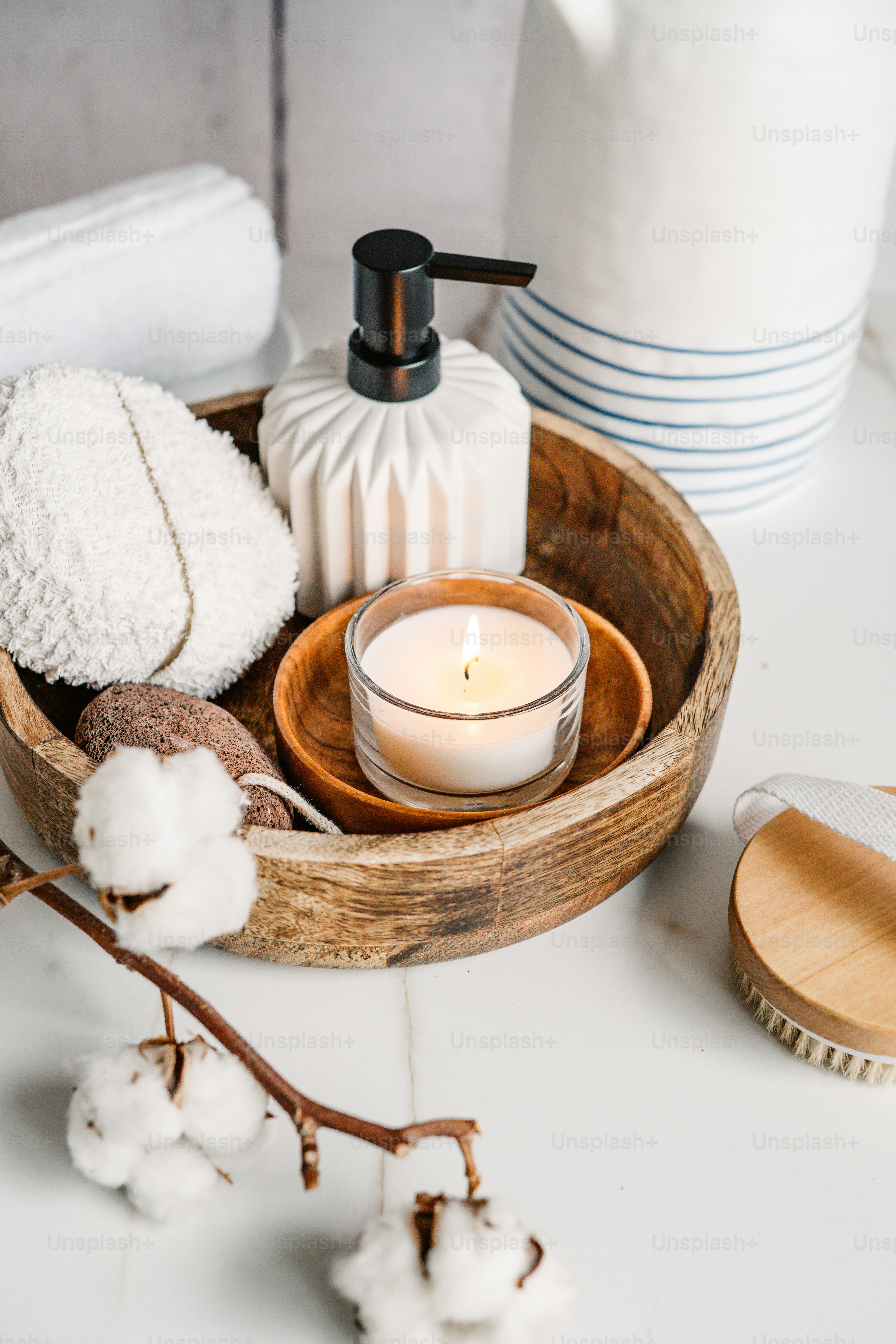 綿とろうそくで満たされた木製のボウル