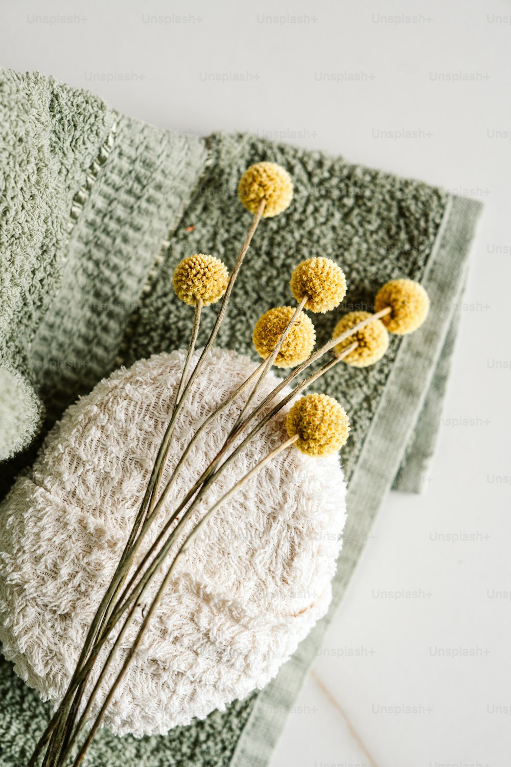 um ramo de flores amarelas sentadas em cima de uma toalha