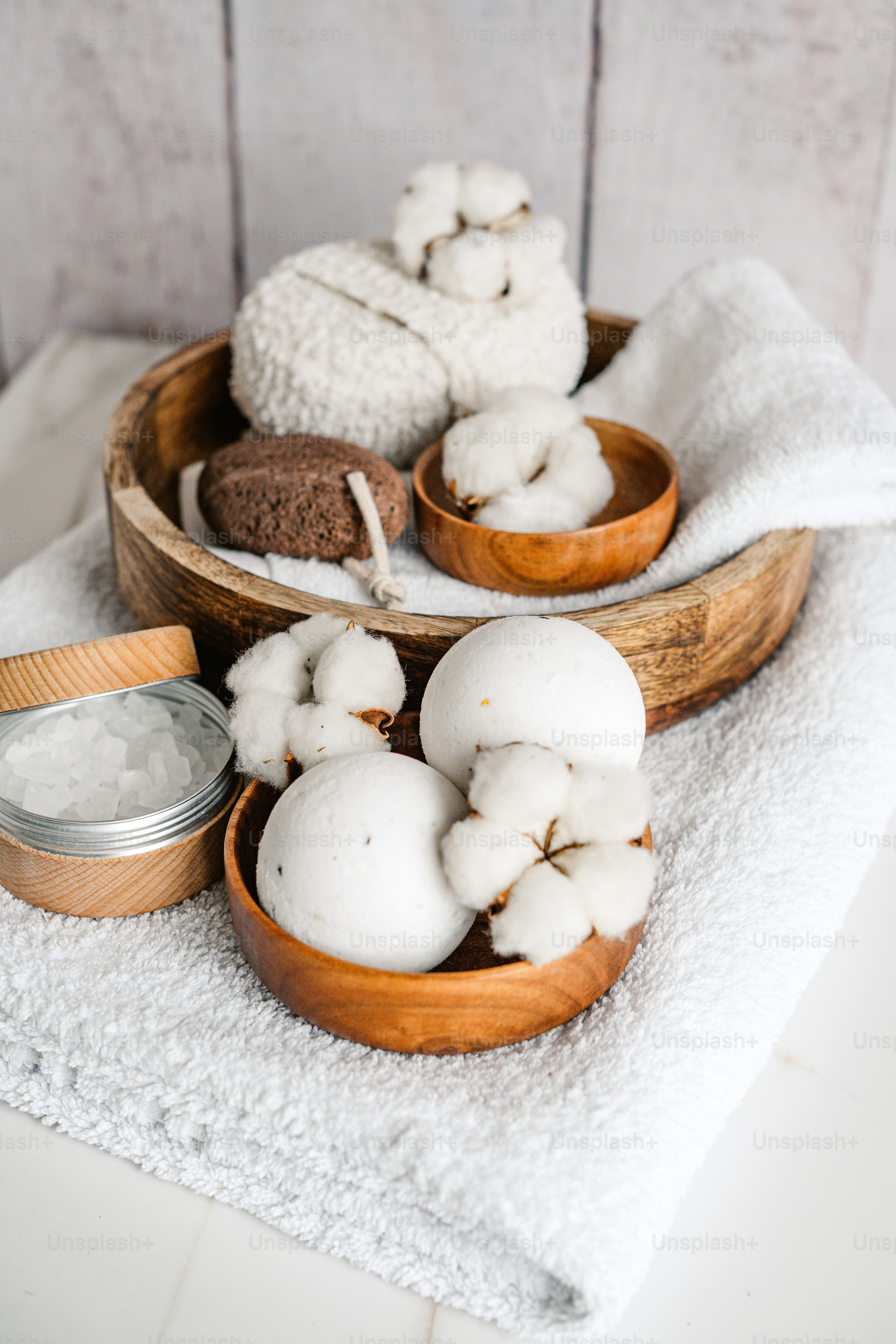 コットンボールで満たされたボウルのカップル