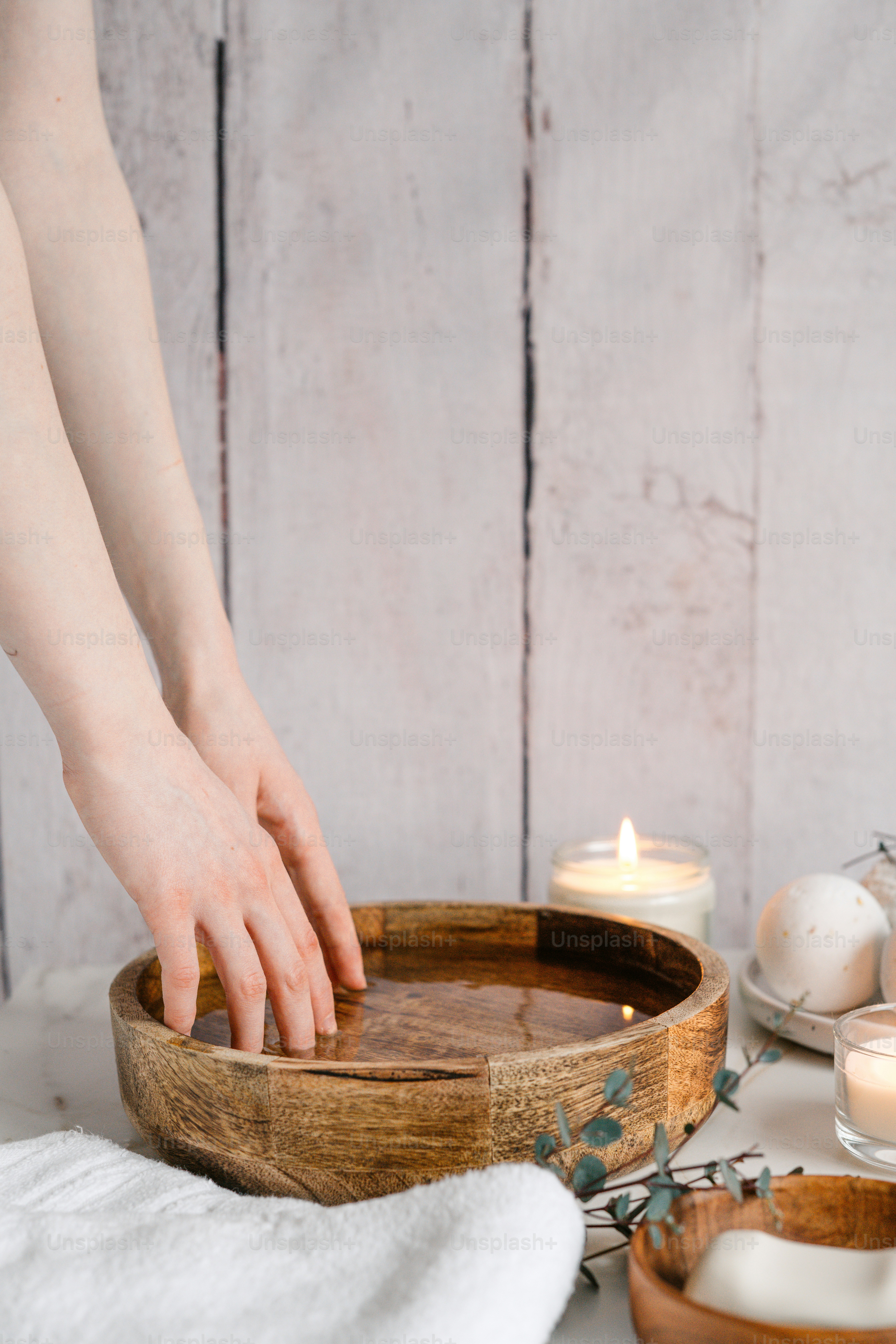 une personne tendant la main dans un bol de chocolat