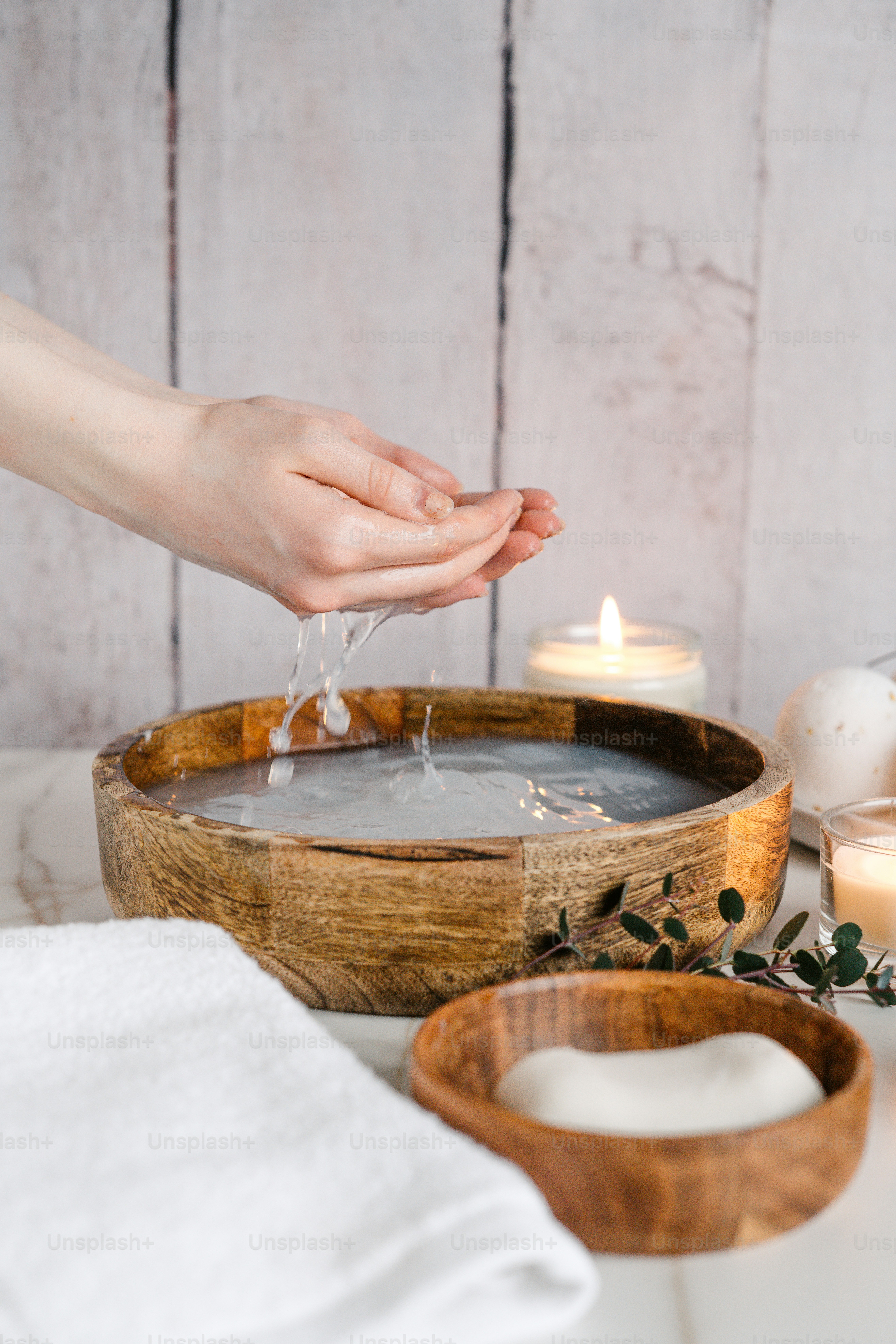 une personne versant de l’eau dans un bol en bois