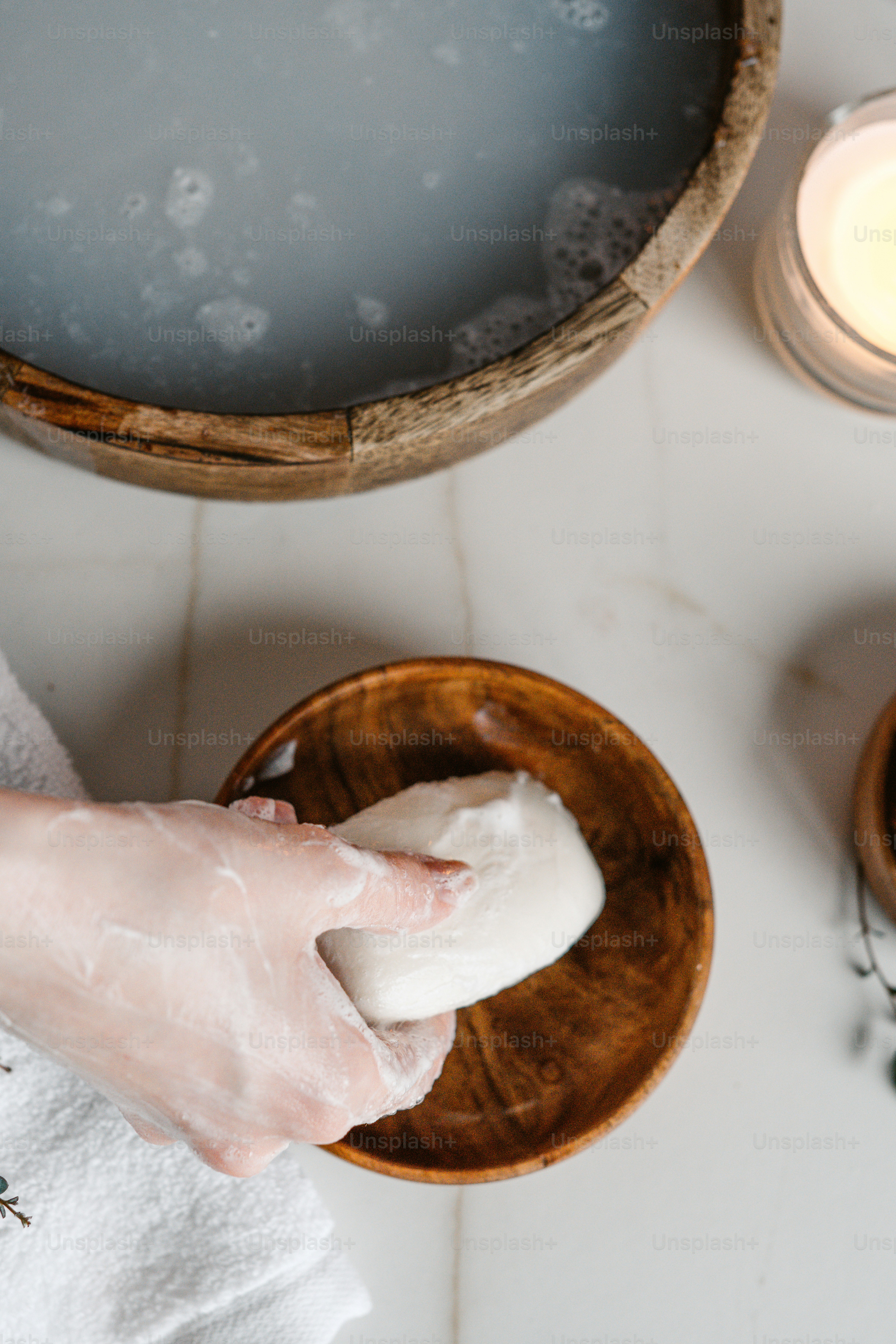 una persona sosteniendo un pedazo de pan en un tazón
